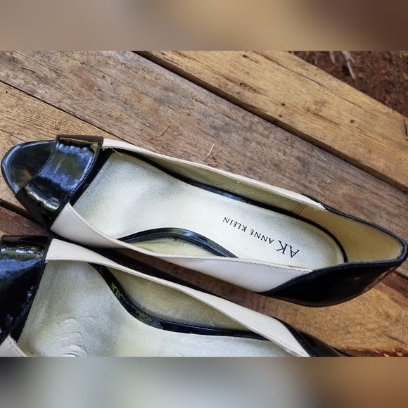 Size 8.5 Spectator High Heel Shoes Anne Klein Ladies Peak Toe White Black Formal - Picture 7 of 10